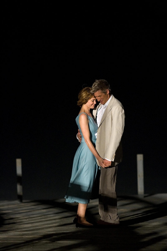 Richard Gere e Diane Lane in una romantica scena del film Nights in Rodanthe, tratto da un romanzo di Nicholas Sparks