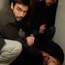 Ricky Memphis con Daniele Pecci in una scena drammatica del serial Crimini bianchi, in onda su Canale 5