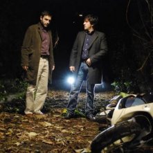 Ricky Memphis insieme a Daniele Pecci in una scena del serial Crimini bianchi, in onda su Canale 5