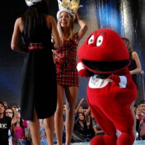 Una foto delle due sexy Veline Federica Nargi e Costanza Caracciolo con il Gabibbo