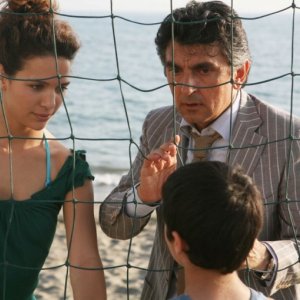 Aylin Prandi e Vincenzo Salemme in una sequenza della commedia No Problem