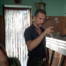 Beppe Fiorello in una scena de I galantuomini