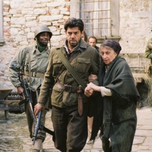 Derek Luke, Pierfrancesco Favino e Lidia Biondi in una scena del film Miracolo a Sant'Anna