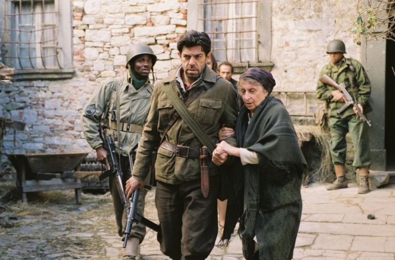 Derek Luke, Pierfrancesco Favino e Lidia Biondi in una scena del film Miracolo a Sant'Anna