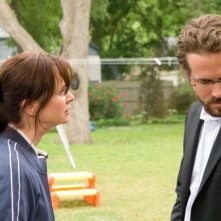 Emily Watson e Ryan Reynolds in una scena di Un segreto tra di noi - Fireflies in the Garden