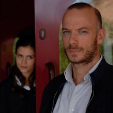 Filippo Nigro e, sullo sfondo Chiara Chiti, in una scena del film Un gioco da ragazze