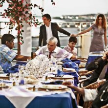 Giorgio Panariello, Sergio Rubini e, sullo sfondo, Vincenzo Salemme ed Aylin Prandi in una scena del film No Problem