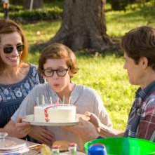 Julia Roberts, Cayden Boyd e Willem Dafoe in una scena del film Un segreto tra di noi - Fireflies in the Garden