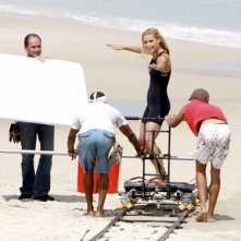 La biondissima Michelle Hunziker sul set del cinepanettone Natale a Rio de Janeiro