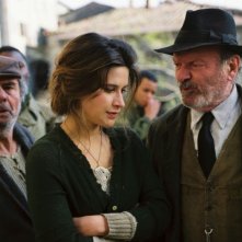 Massimo Sarchielli, Valentina Cervi e Omero Antonutti in una scena del film Miracolo a Sant'Anna