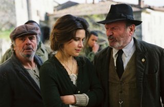 Massimo Sarchielli, Valentina Cervi e Omero Antonutti in una scena del film Miracolo a Sant'Anna