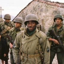 Matteo Sciabordi, Omar Benson Miller, Michael Ealy, Derek Luke e Laz Alonso sul set del film Miracolo a Sant'Anna