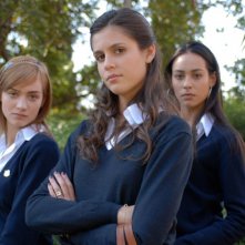 Nadir Caselli, Chiara Chiti e Desirèe Noferini posano per una foto sul set del film Un gioco da ragazze