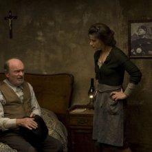 Omero Antonutti e Valentina Cervi in una scena del film Miracolo a Sant'Anna