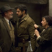 Omero Antonutti, Pierfrancesco Favino e Lidia Biondi in una scena del film Miracolo a Sant'Anna