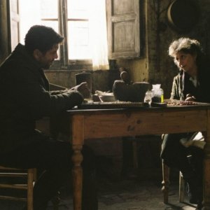 Pierfrancesco Favino e Lidia Biondi in una scena del film Miracolo a Sant'Anna