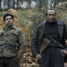 Pierfrancesco Favino e Sergio Albelli in una scena del film Miracolo a Sant'Anna