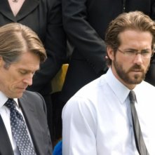Willem Dafoe e Ryan Reynolds in una scena di Un segreto tra di noi - Fireflies in the Garden
