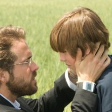 yan Reynolds e Cayden Boyd in una scena del film Un segreto tra di noi - Fireflies in the Garden