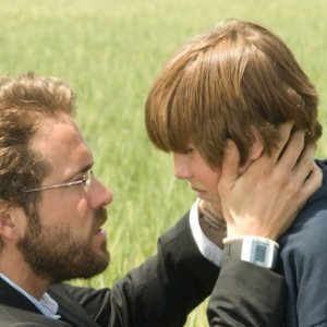 yan Reynolds e Cayden Boyd in una scena del film Un segreto tra di noi - Fireflies in the Garden