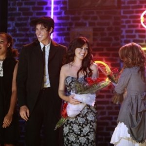 Adam Gregory, Shenae Grimes e Shannen Doherty in una scena dell'episodio Wide Awake And Dreaming di 90210
