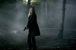 Anna Torv in una scena dell'episodio The Arrival di Fringe