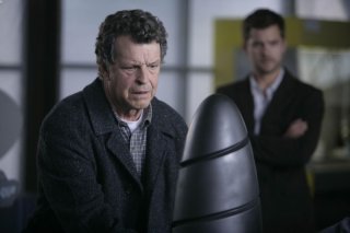 John Noble e Joshua Jackson in una scena dell'episodio The Arrival di Fringe