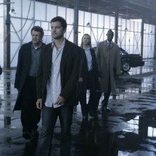 John Noble Joshua Jackson Anna Torv E Lance Reddick In Una Scena Dell Episodio The Arrival Di Fringe 90228