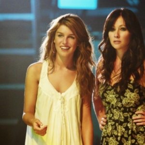 Shenae Grimes e Shannen Doherty in una scena dell'episodio Wide Awake And Dreaming di 90210
