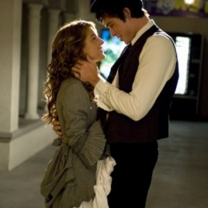 Shenae Grimes ed Adam Gregory in un momento romantico dell'episodio Wide Awake And Dreaming di 90210