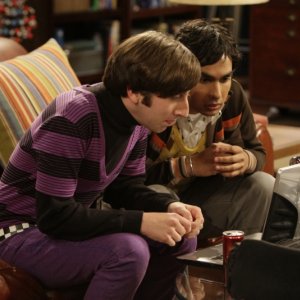 Howard (Simon Helberg) e Rajesh (Kunal Nayyar) in una delle scene dell'episodio The Bad Fish Paradigm (Big Bang Theory, stagione 2)