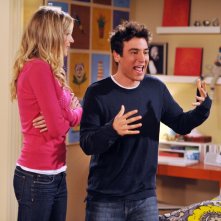 Josh Radnor e Sarah Chalke in una scena dell'episodio I Heart NJ di How I Met Your Mother