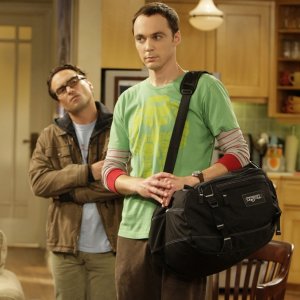 Leonard (Johnny Galecki) e Sheldon (Jim Parsons) in una scena dell'episodio The Bad Fish Paradigm (Big Bang Theory, stagione 2)