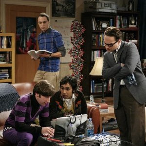 Leonard (Johnny Galecki), Sheldon (Jim Parsons), Howard (Simon Helberg) e Rajesh (Kunal Nayyar) in una delle scene dell'episodio The Bad Fish Paradigm (Big Bang Theory, stagione 2)