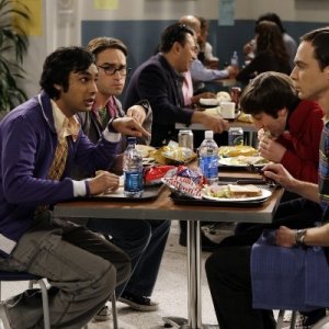 Leonard (Johnny Galecki), Sheldon (Jim Parsons), Howard (Simon Helberg) e Rajesh (Kunal Nayyar) in una scena dell'episodio The Codpiece Topology (The Big Bang Theory, stagione 2)