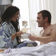 Lisa Bonet e Jason O'Mara in una scena dell'episodio Out Here in the Fields di Life on Mars