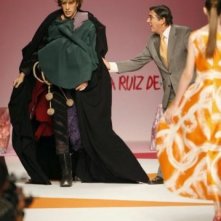 Sacha Baron Cohen Nei Panni Di Bruno Fa Irruzione Sulla Passerella Durante Le Sfilate Di Milano 90344