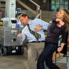 Sarah Chalke colpisce Neil Patrick Harris in una scena dell'episodio I Heart NJ della serie How I Met Your Mother
