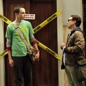 Sheldon (Jim Parsons) e Leonard (Johnny Galecki) in una delle scene dell'episodio The Bad Fish Paradigm (Big Bang Theory, stagione 2)