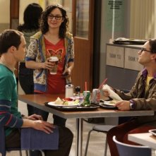 Sheldon (Jim Parsons), Leonard (Johnny Galecki) e Leslie Winkle (Sara Gilbert) in una scena dell'episodio The Codpiece Topology (The Big Bang Theory, stagione 2)