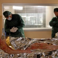 Serena Grandi, Enzo De Caro e Stefano Molinari in una scena di Una madre