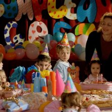 Violante Placido, Marina Pennafina ed altri bambini dell'asilo in una scena della fiction Una madre