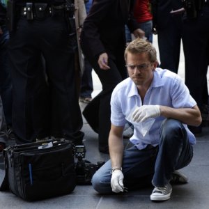 Carmine Giovinazzo nell'episodio 'Sex, Lies and Silicone' della serie tv CSI New York