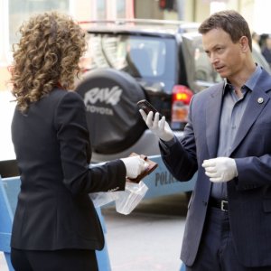 Gary Sinise e, di spalle, Melina Kanakaredes nell'episodio 'Sex, Lies and Silicone' della serie CSI NewYork