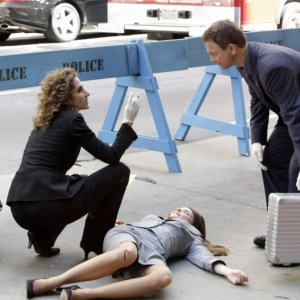 Gary Sinise e Melina Kanakaredes nell'episodio 'Sex, Lies and Silicone' della serie CSI NewYork