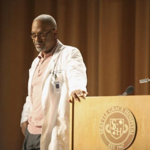 James Pickens Jr. in una scena dell'episodio 'Here Comes The Flood' della serie tv Grey's Anatomy