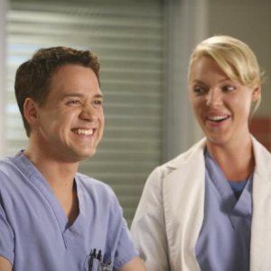 T.R. Knight e Katherine Heigl nell'episodio 'Here comes the flood' della serie tv Grey's Anatomy