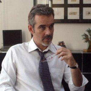 Il fascinoso Pierre Cosso in una scena di Anna e i cinque