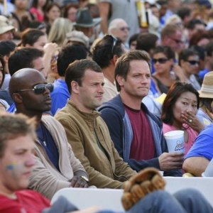 Jonny Lee Miller e Matt Letscher tra il pubblico di una partita di baseball nell'episodio Grace di Eli Stone