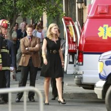 Jonny Lee Miller e Natasha Henstridge in una scena dell'episodio The Path di Eli Stone